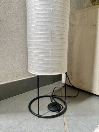 Lampada da terra bianca e nera
