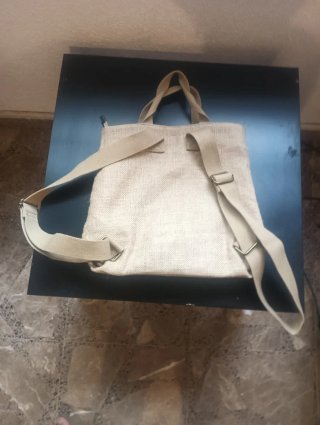 Mochila de rafia con bordado étnico