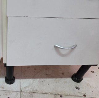 Mueble cajonera blanco y madera