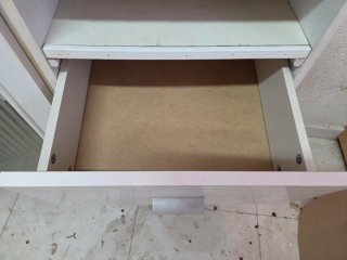 Mueble cajonera blanco y madera