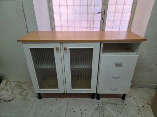 Mueble cajonera blanco y madera