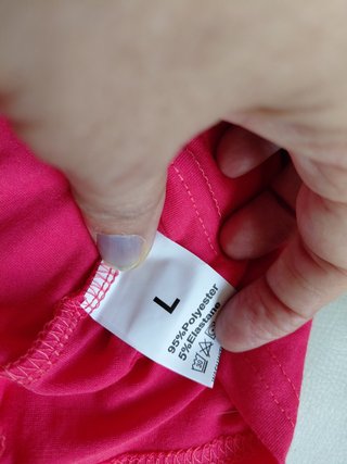 Camiseta roja con capucha