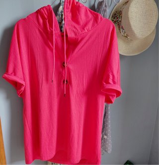 Camiseta roja con capucha