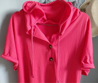 Camiseta roja con capucha