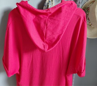 Camiseta roja con capucha