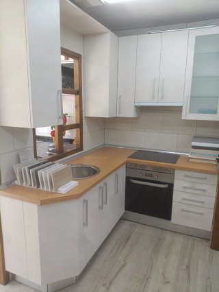 Muebles de Cocina Madera y encimera de formica.