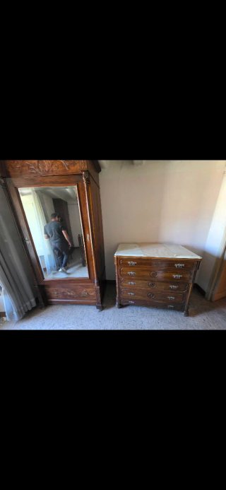 Armario antiguo de madera con espejo