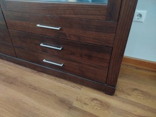 Aparador madera maciza con puertas de cristal