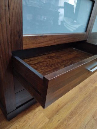 Aparador madera maciza con puertas de cristal