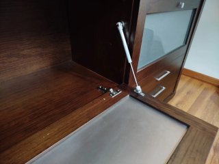 Aparador madera maciza con puertas de cristal