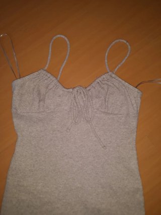 Vestido beige ajustado con tirantes s
