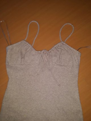 Vestido beige ajustado con tirantes s