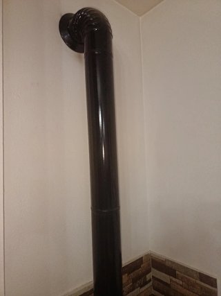 Estufa de leña negra y gris