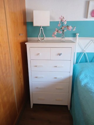 Muebles de dormitorio: cómoda, cabecero y mesilla