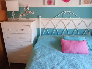 Muebles de dormitorio: cómoda, cabecero y mesilla