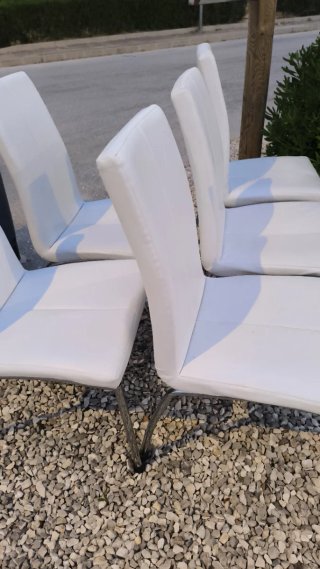 Sillas de comedor blancas y plateadas