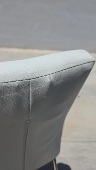 Sillas de comedor blancas y plateadas