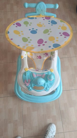 Caminador para bebé con mesa de juegos