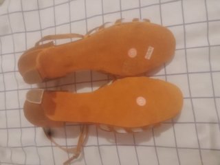 Tacones de baile dorados y marrones