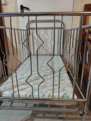 Cuna de bebé antigua niquelada