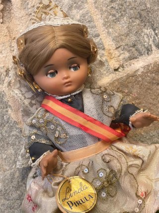 Muñeca antigua Linda Pirula regional