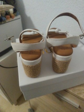 Sandalias Popa blancas y marrones