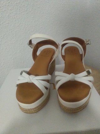 Sandalias Popa blancas y marrones