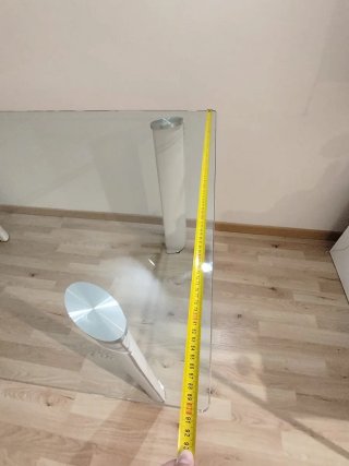 Tavolo in vetro temperato con gambe di pelle