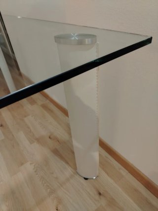 Tavolo in vetro temperato con gambe di pelle