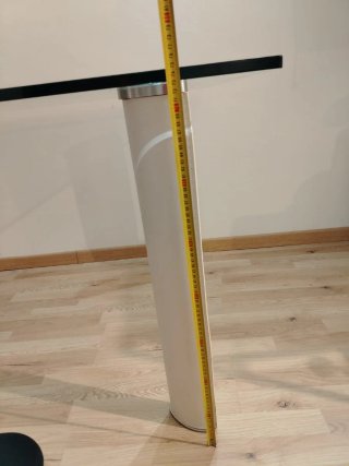 Tavolo in vetro temperato con gambe di pelle