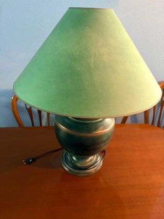 Mesa de comedor con 4 sillas y lámpara de regalo