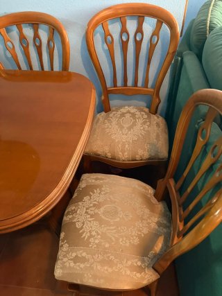 Mesa de comedor con 4 sillas y lámpara de regalo