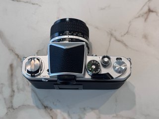 Cámara Nikon F2 con lente y accesorios