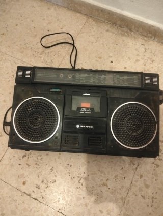 Radio Cassette Sanyo Vintage Negra/Gris