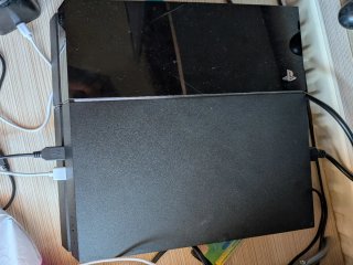 Consola PS4 Fat Negra + Mando y Cargador