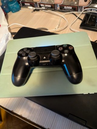 Consola PS4 Fat Negra + Mando y Cargador