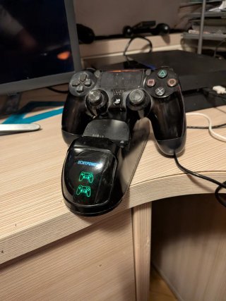 Consola PS4 Fat Negra + Mando y Cargador