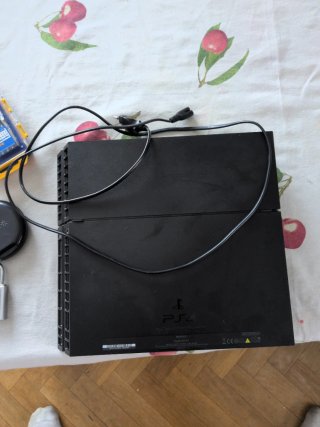 Consola PS4 Fat Negra + Mando y Cargador