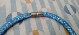 Collana girocollo rete azzurra e brillantini