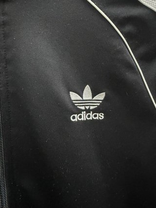Chaqueta Adidas Originals Negra con Rayas Blancas