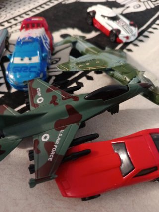 Coches y Aviones de Juguete