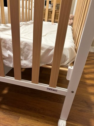 Cuna blanca y madera