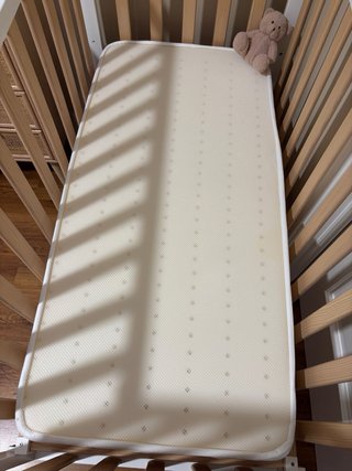 Cuna blanca y madera