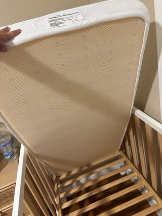 Cuna blanca y madera