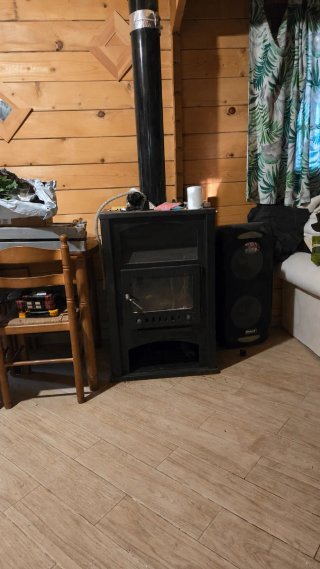 Chimenea de leña metálica negra