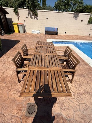 Mesa y sillas de jardín