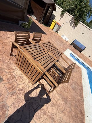 Mesa y sillas de jardín