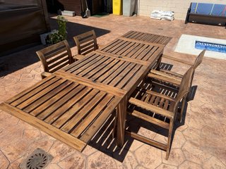 Mesa y sillas de jardín
