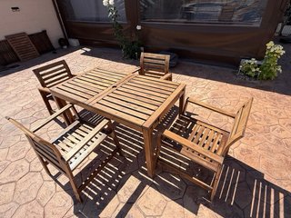 Mesa y sillas de jardín