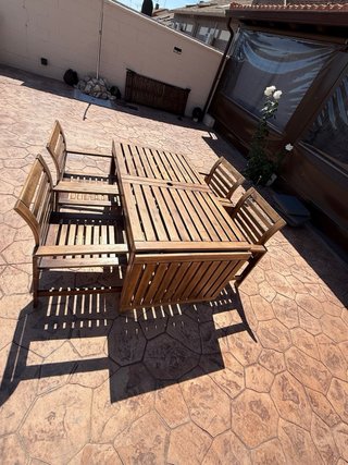 Mesa y sillas de jardín